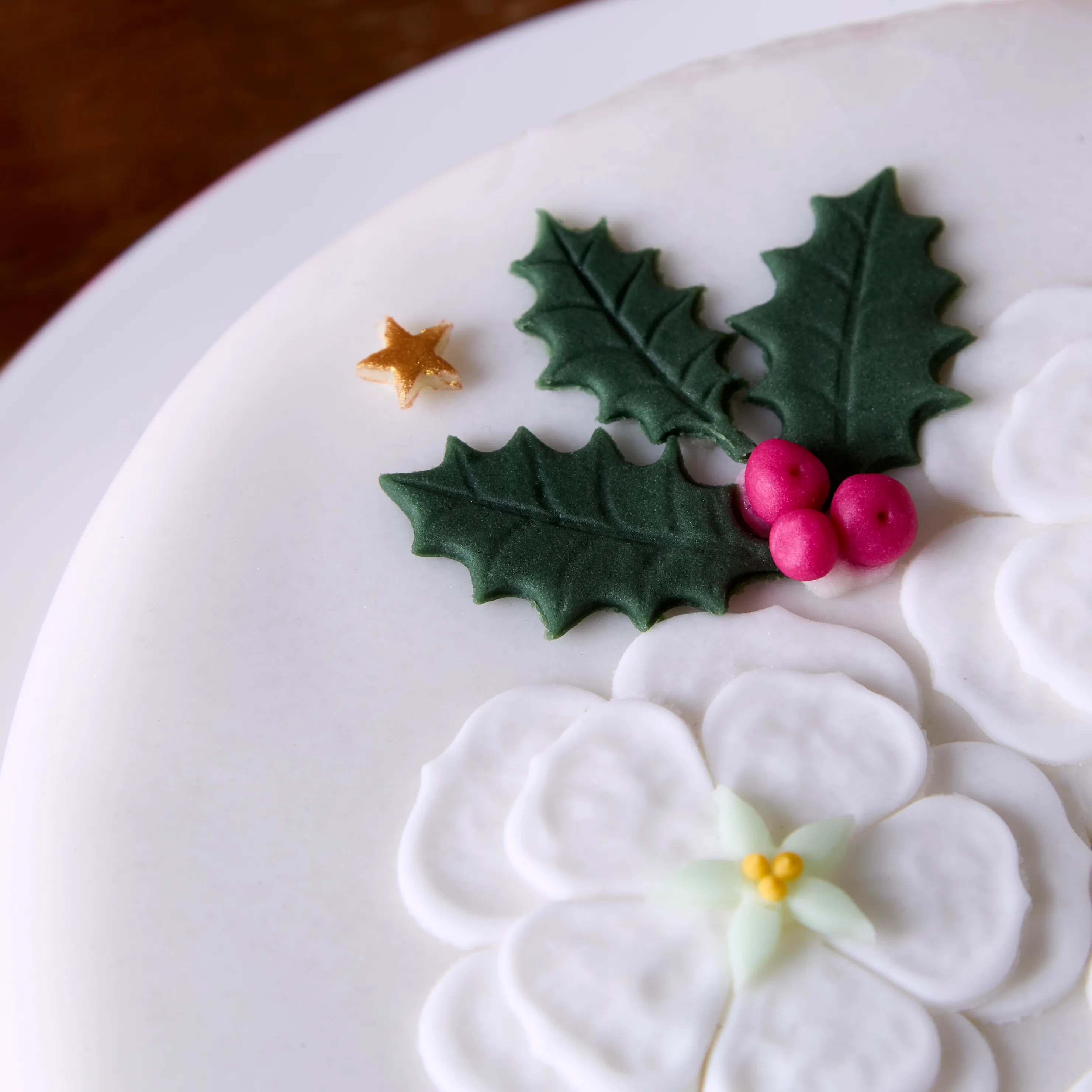 Iced Christmas Cake with Flower & Holly Decoration, 1.8kg 4 Iced Christmas Cake with Flower & Holly Decoration, 1.8kg