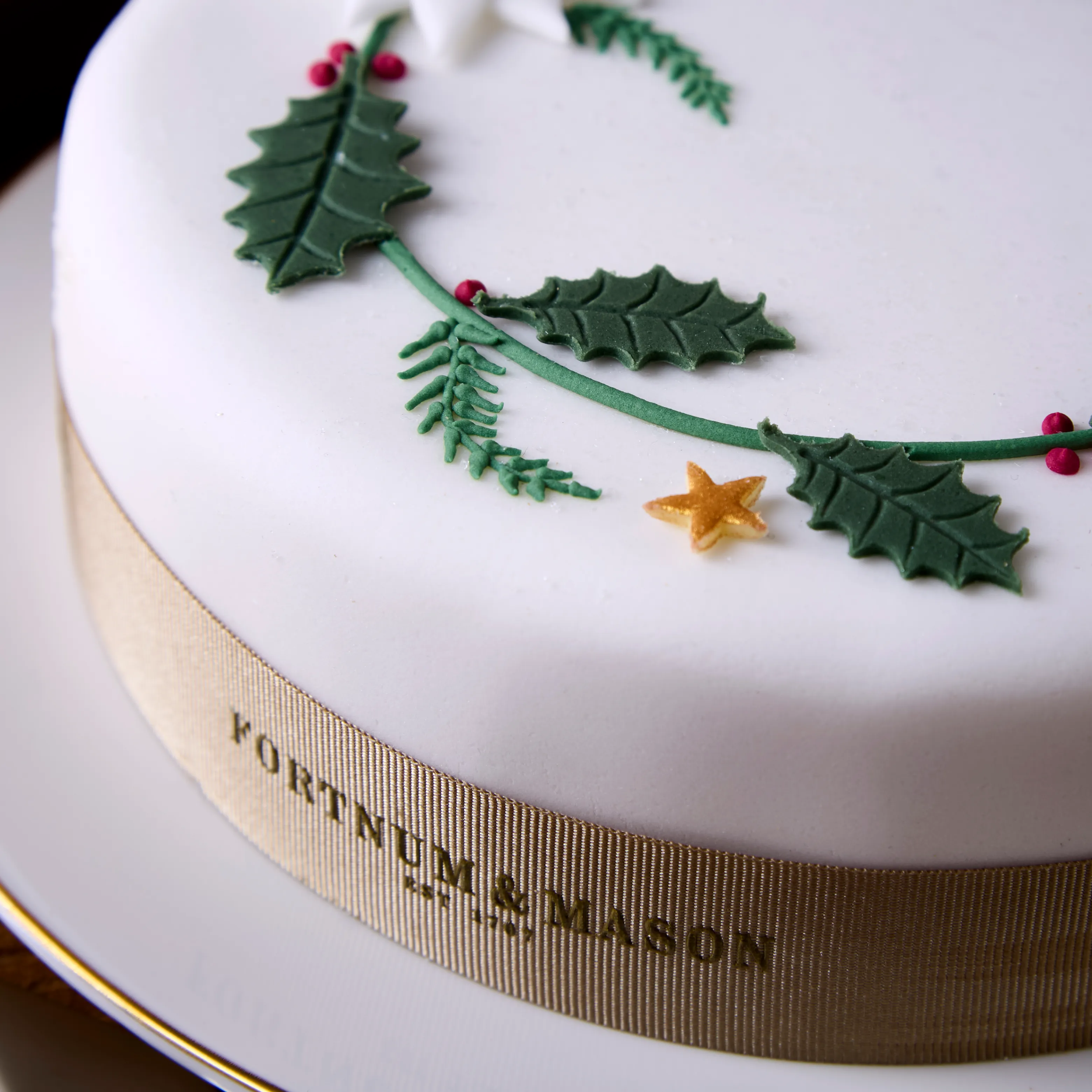 Iced Christmas Cake with Holly Decoration, 1.1kg 5 Iced Christmas Cake with Holly Decoration, 1.1kg