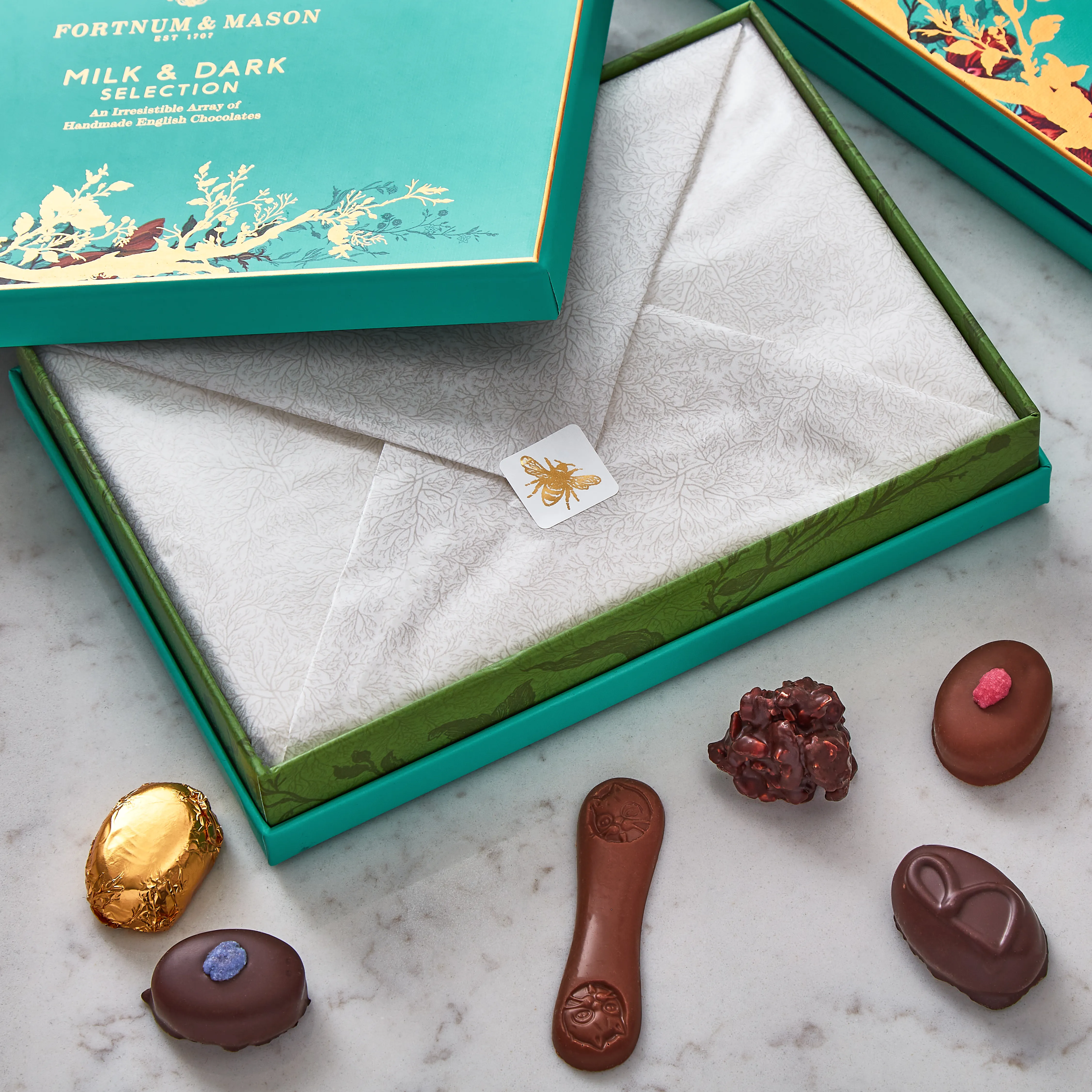 Milk & Dark Chocolate Selection Box, 250g 4 Milk & Dark Chocolate Selection Box, 250g