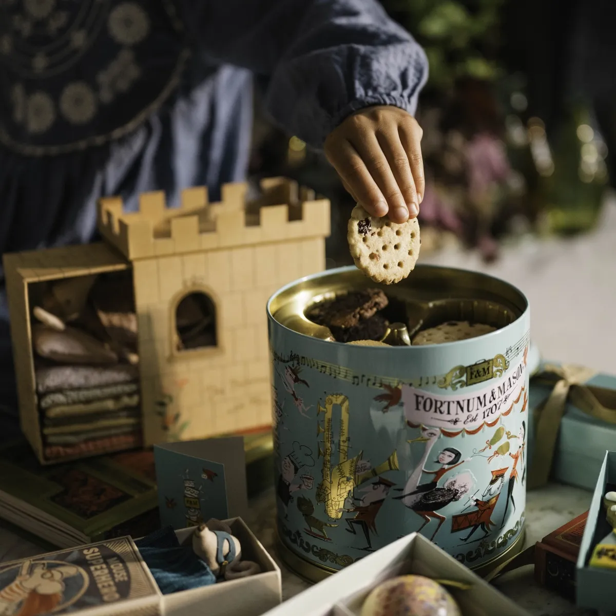 Musical Birthday Biscuit Tin, 475g 5 Musical Birthday Biscuit Tin, 475g