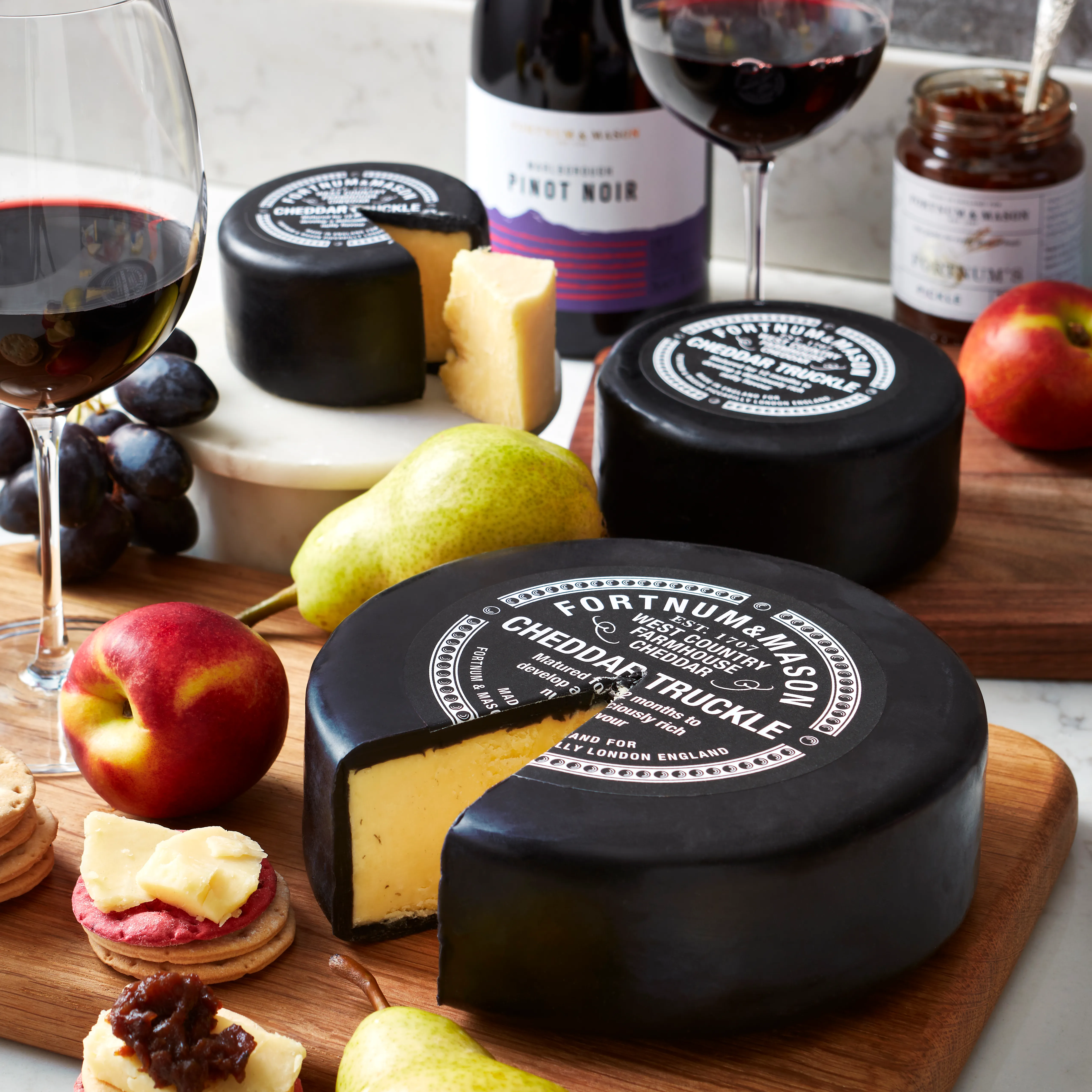 Waxed Cheddar Truckle, 900g 5 Waxed Cheddar Truckle, 900g